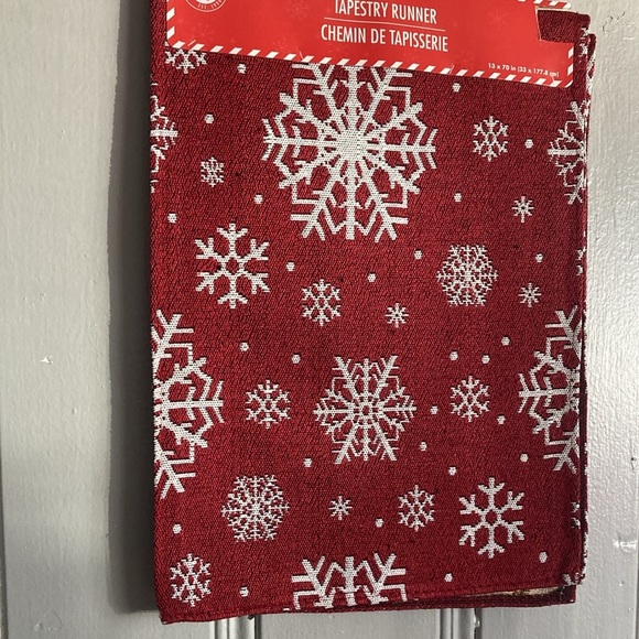 NWT Beautiful Red & White Snowflakes ❄️ Holiday Tapestry Table Runner 70x13 - Picture 6 of 14